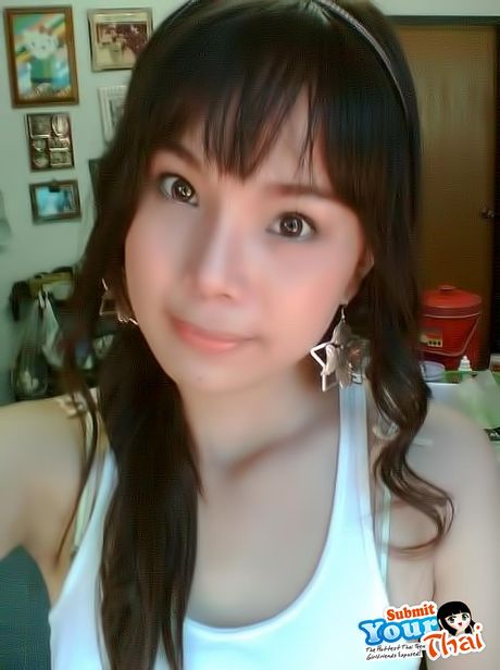 素晴らしいタイの素人の女の子が彼女の自然なおっぱいを露出し、ヌードで自分自身を明らかにします