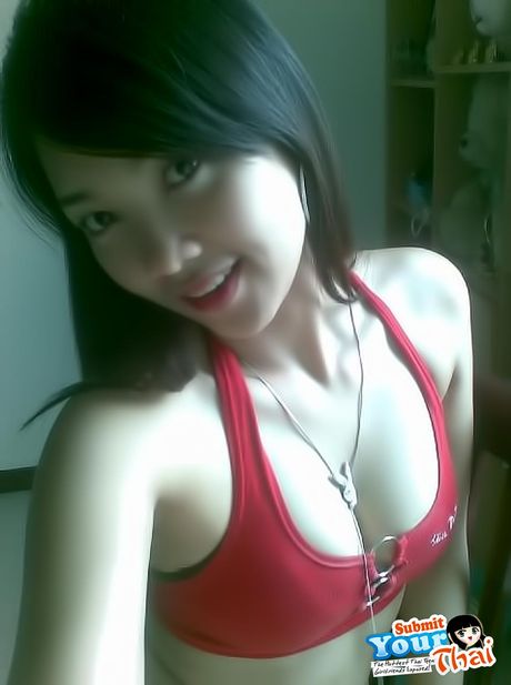 素晴らしいタイの素人の女の子が彼女の自然なおっぱいを露出し、ヌードで自分自身を明らかにします