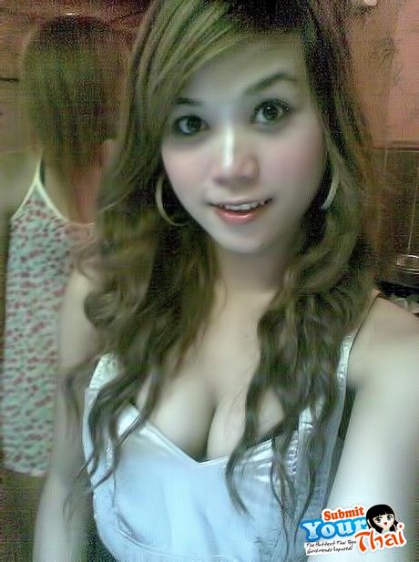 素晴らしいタイの素人の女の子が彼女の自然なおっぱいを露出し、ヌードで自分自身を明らかにします