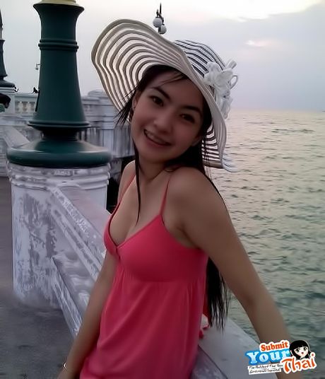 Asiatisk teenager amatørpige blotter sine store bryster og poserer solo