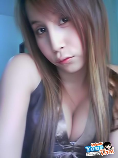 亞洲青少年業餘女孩露出她的大胸部並獨自擺姿勢