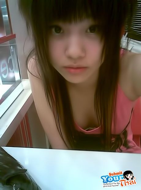 亞洲青少年業餘女孩露出她的大胸部並獨自擺姿勢