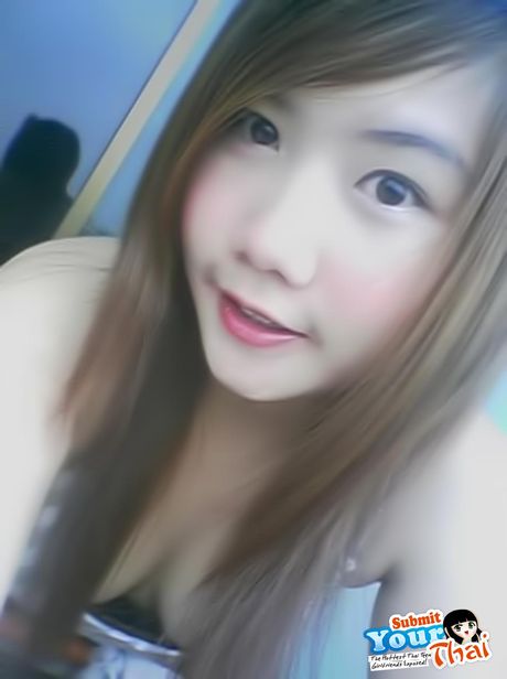 亞洲青少年業餘女孩露出她的大胸部並獨自擺姿勢