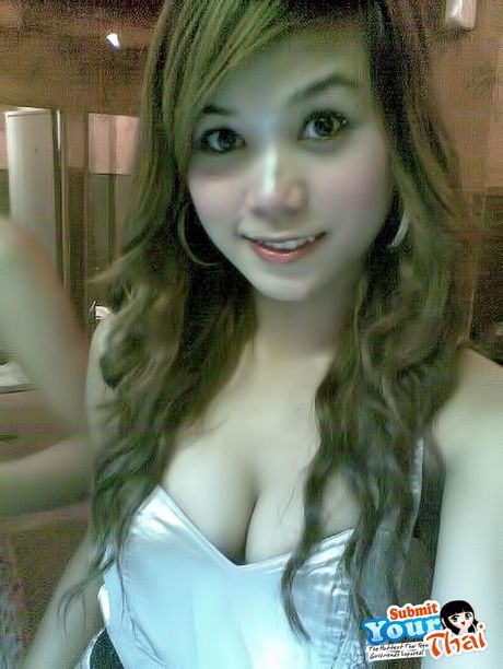 亞洲青少年業餘女孩露出她的大胸部並獨自擺姿勢