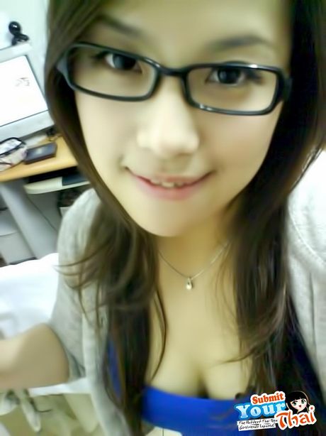 亞洲青少年業餘女孩露出她的大胸部並獨自擺姿勢