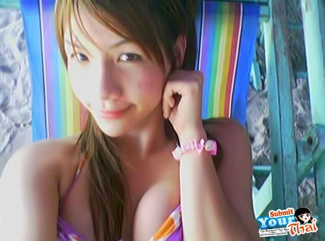 亞洲青少年業餘女孩露出她的大胸部並獨自擺姿勢