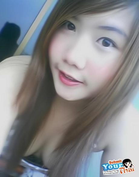 亞洲青少年業餘女孩露出她的大胸部並獨自擺姿勢