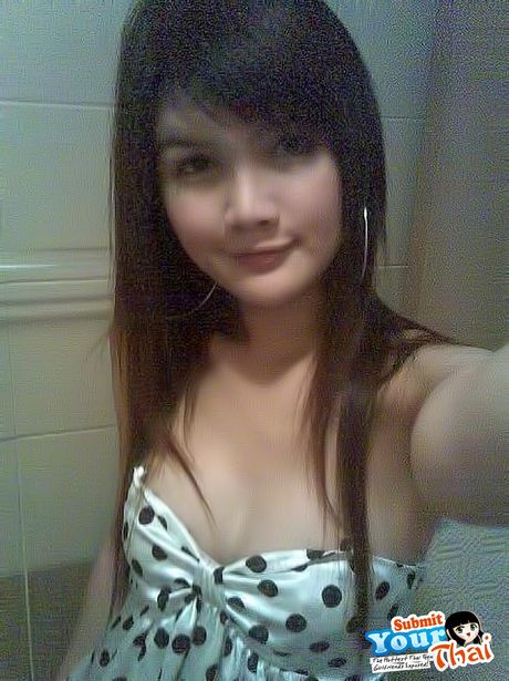 亞洲青少年業餘女孩露出她的大胸部並獨自擺姿勢