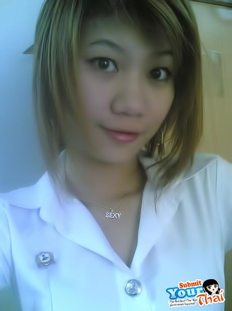 亞洲美女業餘女孩展示她嬌小的乳房並獨自擺姿勢