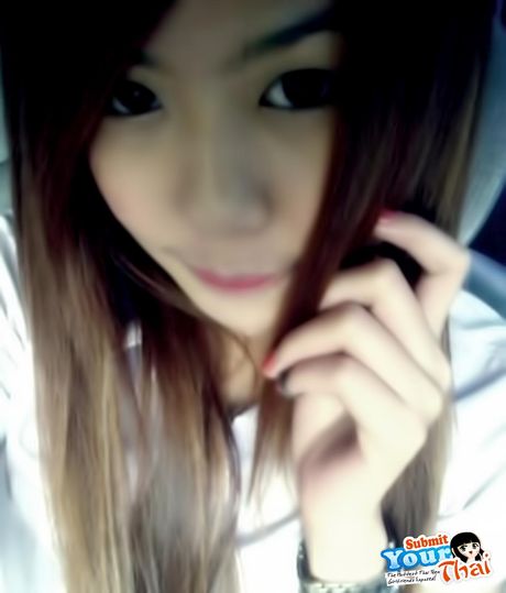 Asiatisk skønhed amatørpige afslører sine små bryster og poserer solo