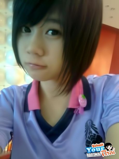 漂亮的亞洲青少年業餘女孩展示了她驚人的乳房並獨自擺姿勢