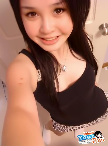 かわいいアジアの十代のアマチュア女の子は彼女の素晴らしいメロンとソロでポーズを披露します