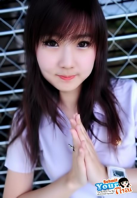 かわいいアジアの十代のアマチュア女の子は彼女の素晴らしいメロンとソロでポーズを披露します