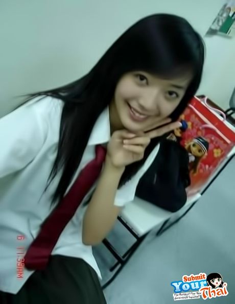 かわいいアジアの十代のアマチュア女の子は彼女の素晴らしいメロンとソロでポーズを披露します