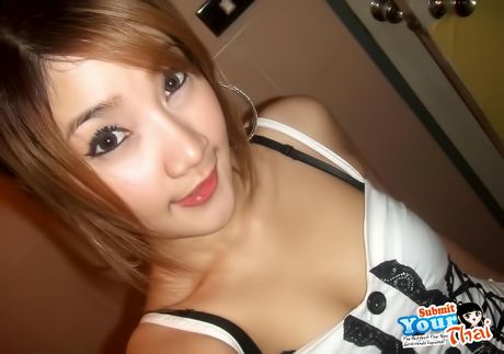 かわいいアジアの十代のアマチュア女の子は彼女の素晴らしいメロンとソロでポーズを披露します