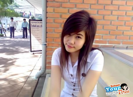 かわいいアジアの十代のアマチュア女の子は彼女の素晴らしいメロンとソロでポーズを披露します