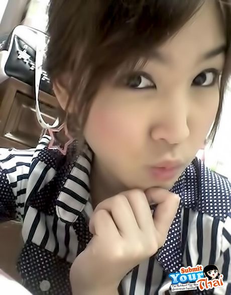 かわいいアジアの十代のアマチュア女の子は彼女の素晴らしいメロンとソロでポーズを披露します