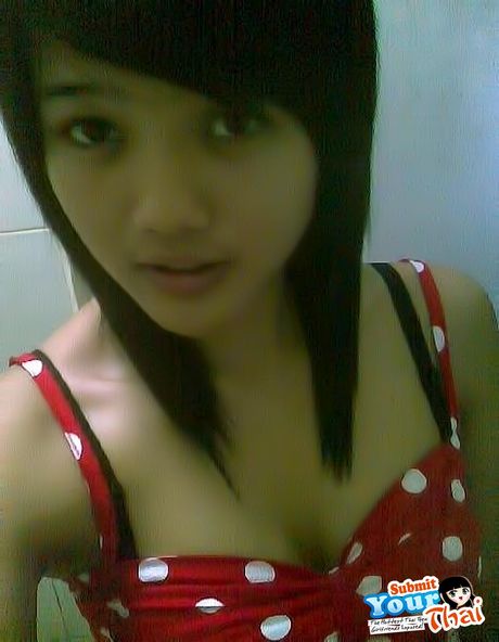 Asian covergirl Amateur Girl highlights her amazing melons and poses in a solo