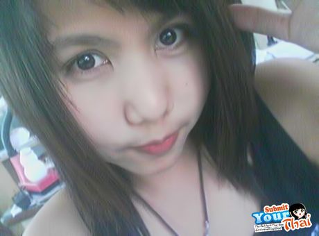 亞洲封面女郎業餘女孩突出了她驚人的乳房並獨自擺姿勢