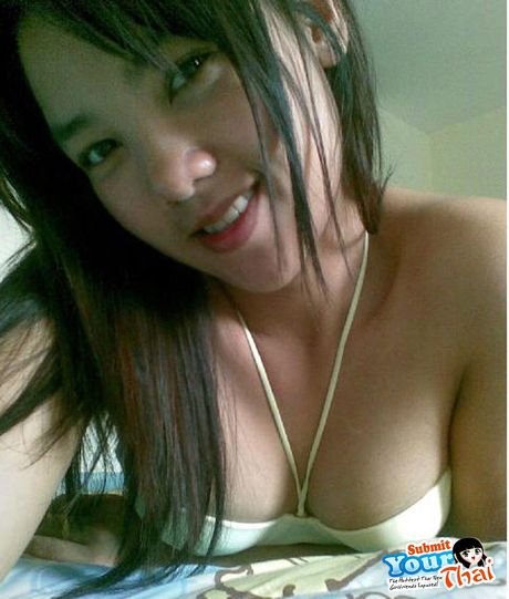 Asiatisk dukke amatørpige viser sine massive bryster og poserer solo