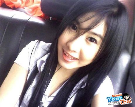 アジア人形アマチュア女の子は彼女の巨大なおっぱいを見せて、ソロでポーズをとる