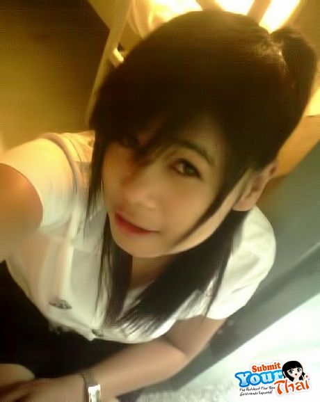 アジア人形アマチュア女の子は彼女の巨大なおっぱいを見せて、ソロでポーズをとる