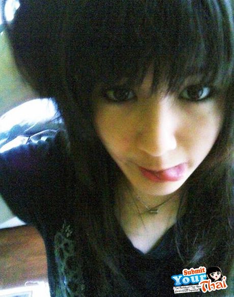 Asiatisk dukke amatørpige viser sine massive bryster og poserer solo