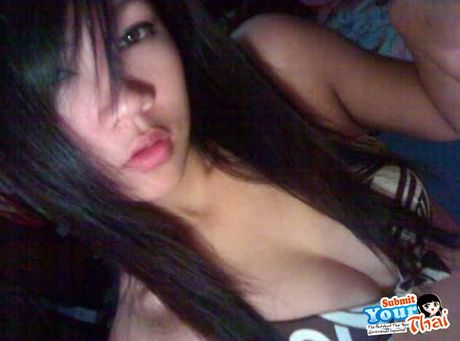 アジア人形アマチュア女の子は彼女の巨大なおっぱいを見せて、ソロでポーズをとる