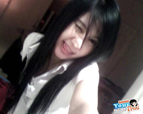 アジア人形アマチュア女の子は彼女の巨大なおっぱいを見せて、ソロでポーズをとる