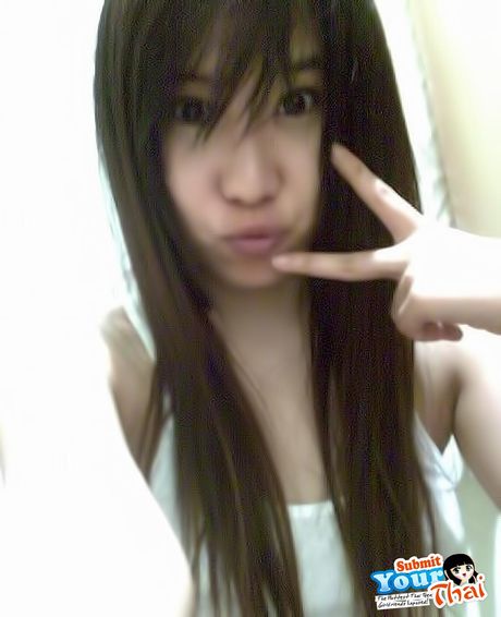 アジア人形アマチュア女の子は彼女の巨大なおっぱいを見せて、ソロでポーズをとる