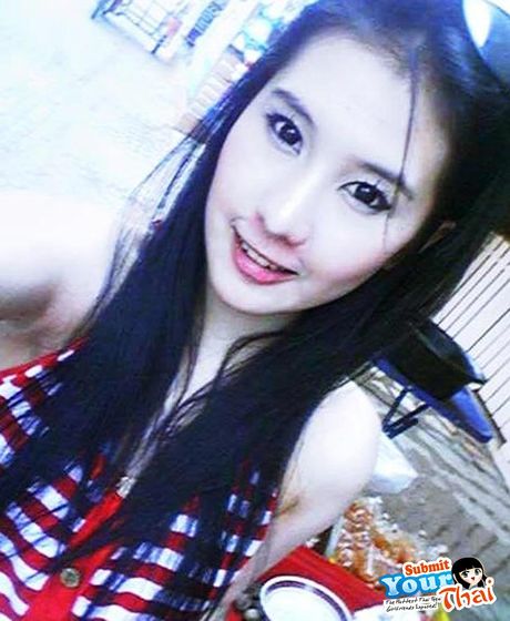 亞洲娃娃業餘女孩展示她巨大的乳房並獨自擺姿勢