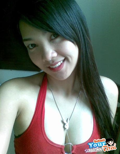 アジア人形アマチュア女の子は彼女の巨大なおっぱいを見せて、ソロでポーズをとる