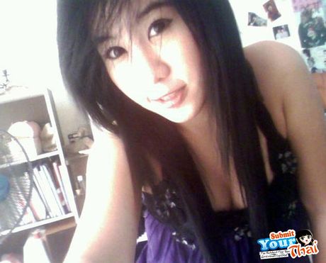 アジア人形アマチュア女の子は彼女の巨大なおっぱいを見せて、ソロでポーズをとる