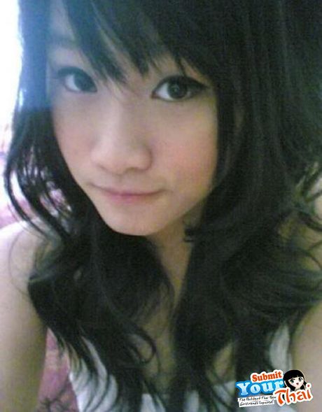 亞洲寶貝業餘女孩展示她漂亮的乳房並獨自擺姿勢