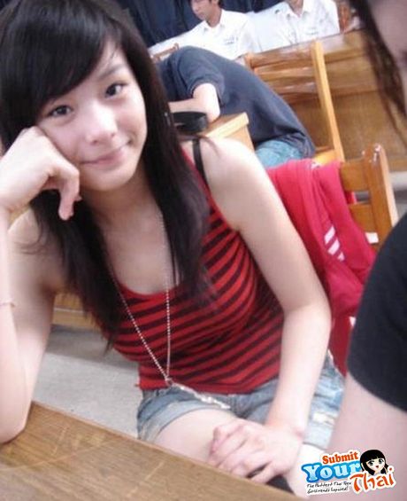 Asiatisk babe amatørpige viser sine pæne bryster og poserer solo