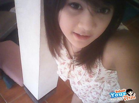 アジアの可愛い素人の女の子が素敵なおっぱいを見せてソロでポーズをとる