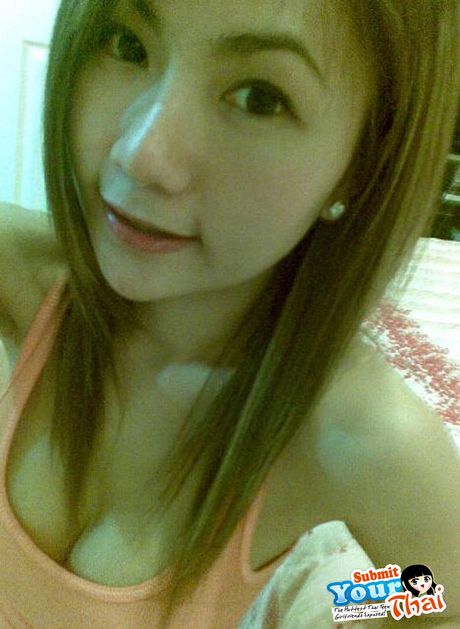 Asiatisk babe amatørpige viser sine pæne bryster og poserer solo