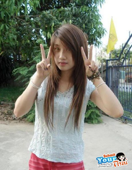 アジアの可愛い素人の女の子が素敵なおっぱいを見せてソロでポーズをとる