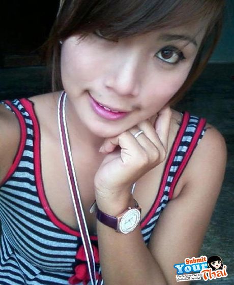 アジアの可愛い素人の女の子が素敵なおっぱいを見せてソロでポーズをとる