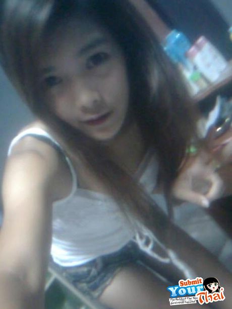 アジアの可愛い素人の女の子が素敵なおっぱいを見せてソロでポーズをとる