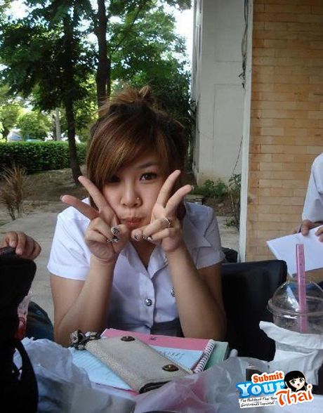 Asian babe Amateur Girl shows her nice tits and poses in a solo