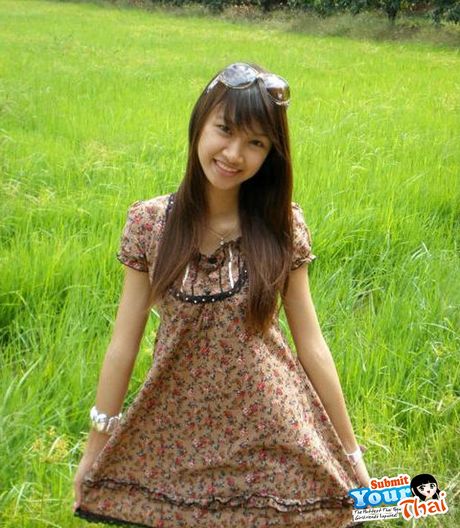 美麗的亞洲青少年業餘女孩脫光衣服，在戶外展示她的天然乳房