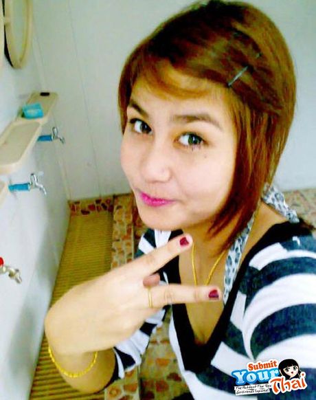 美麗的亞洲青少年業餘女孩脫光衣服，在戶外展示她的天然乳房