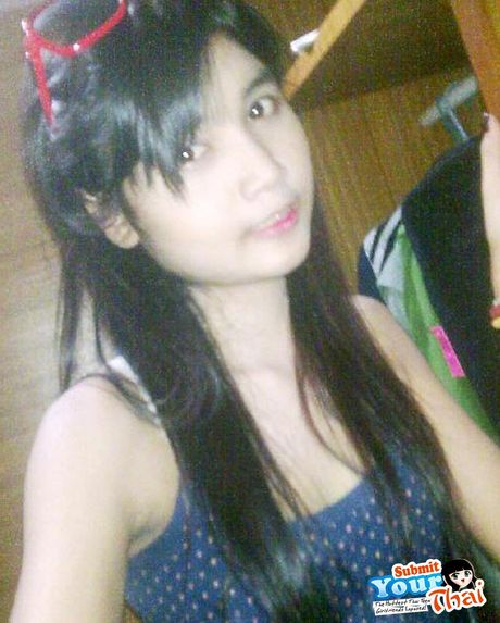 美麗的亞洲青少年業餘女孩脫光衣服，在戶外展示她的天然乳房