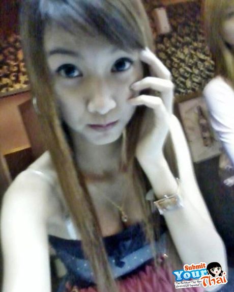 美麗的亞洲青少年業餘女孩脫光衣服，在戶外展示她的天然乳房