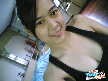 美麗的亞洲青少年業餘女孩脫光衣服，在戶外展示她的天然乳房