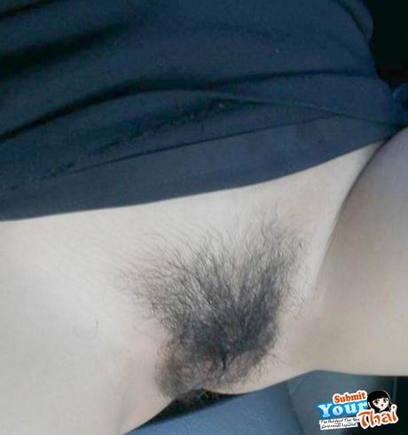 美麗的亞洲青少年業餘女孩脫光衣服，在戶外展示她的天然乳房