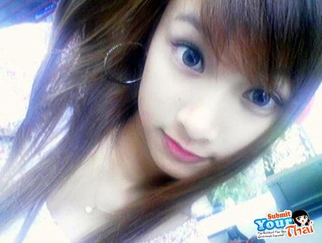 美麗的亞洲青少年業餘女孩脫光衣服，在戶外展示她的天然乳房