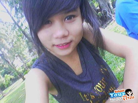 美麗的亞洲青少年業餘女孩脫光衣服，在戶外展示她的天然乳房