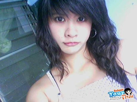 美麗的亞洲青少年業餘女孩脫光衣服，在戶外展示她的天然乳房